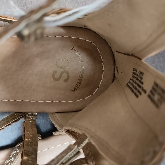 SO sandals girls. Gold Size 5 - Picture 3 of 7